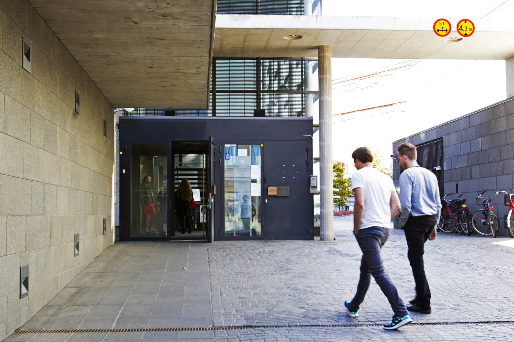 People entering the entrance of the University of Helsinki Faculty of Educational Sciences